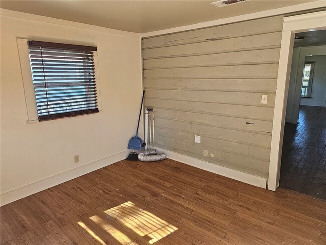 Building Photo - 5118 Pine Ave