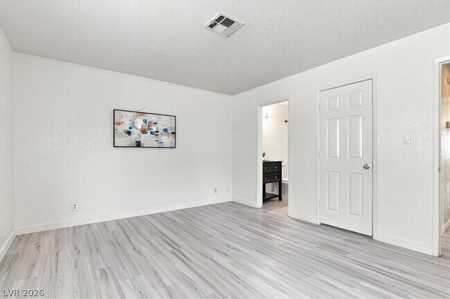 Building Photo - 5042 S Rainbow Blvd