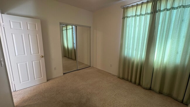 Building Photo - West Palmdale Home in Golf Course