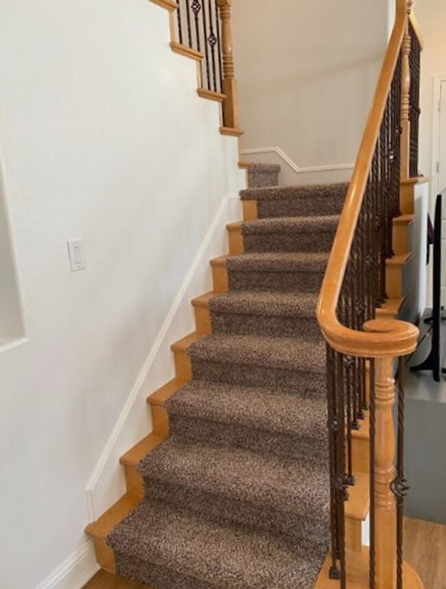 Building Photo - Spacious 5-bedroom, 3-bathroom single-fami...