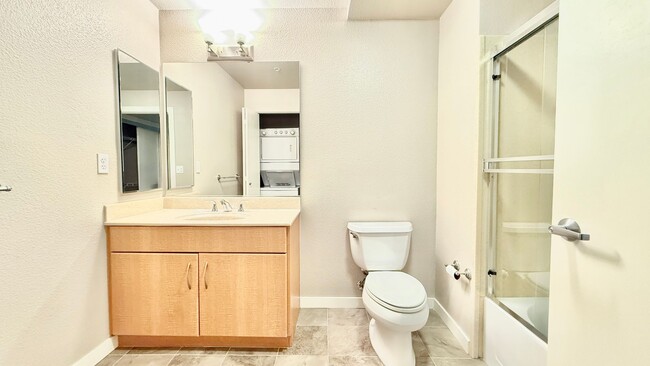 Building Photo - Large Downtown Oakland Two Bedroom Condomi...