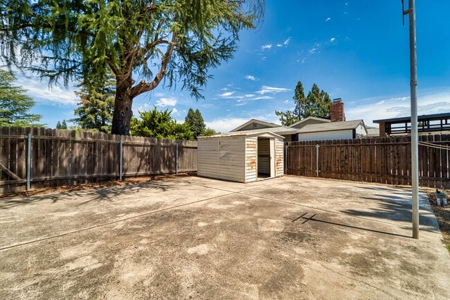 Building Photo - 4 bedroom 2 1/2 bath house in Yuba City