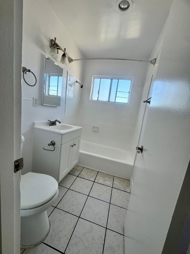 Building Photo - SPACIOUS 1 BEDROOM 1 BATH >> NOW AVAILABLE!