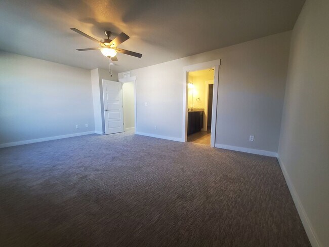 Building Photo - Updated and Very Spacious 3 Bedroom Townho...