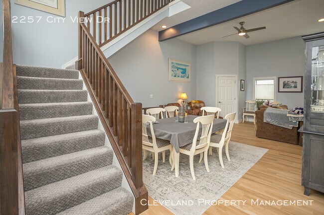 Building Photo - Stylish Tremont Townhome!