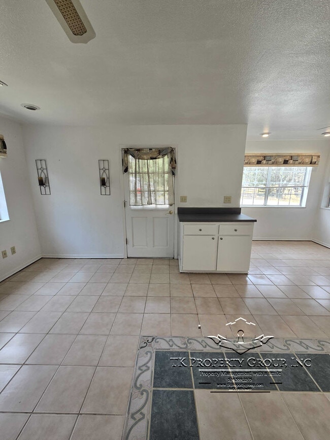 Building Photo - 17081 Penn Valley Dr