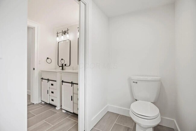 Building Photo - 852 Oakwood Ave