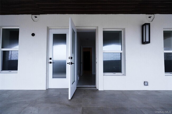 Building Photo - 315 W Broadway