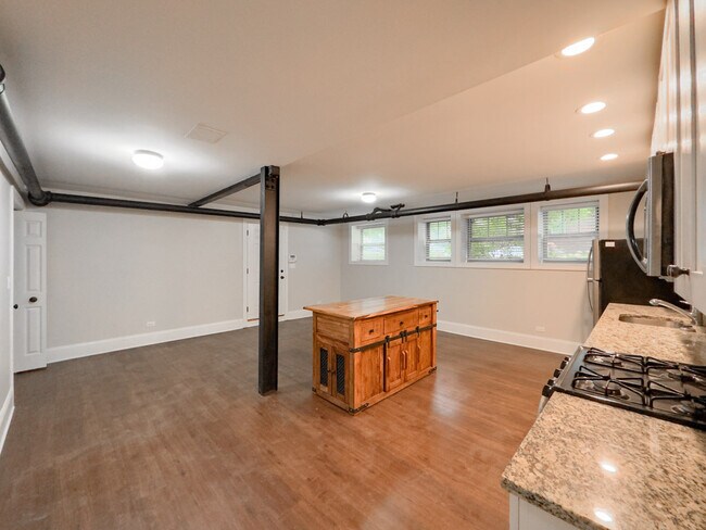 Building Photo - 936 E 52nd St