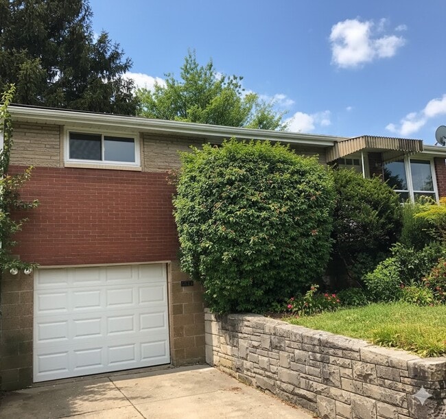 Building Photo - 215 Erhardt Dr