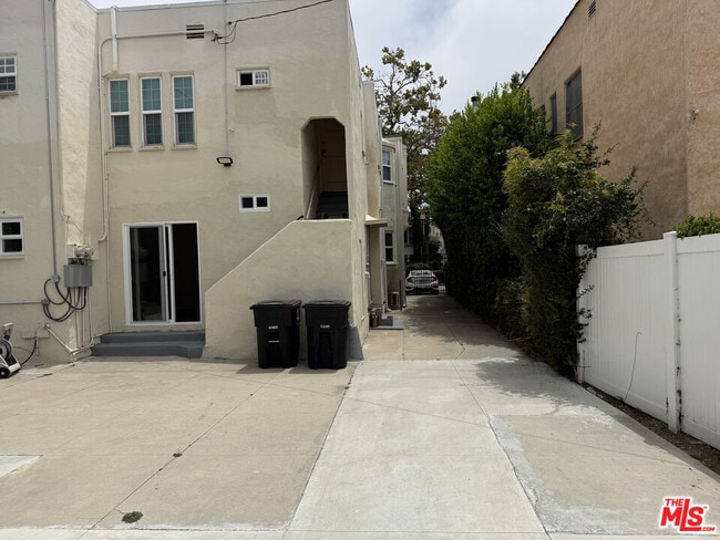 Building Photo - 211 S Arnaz Dr