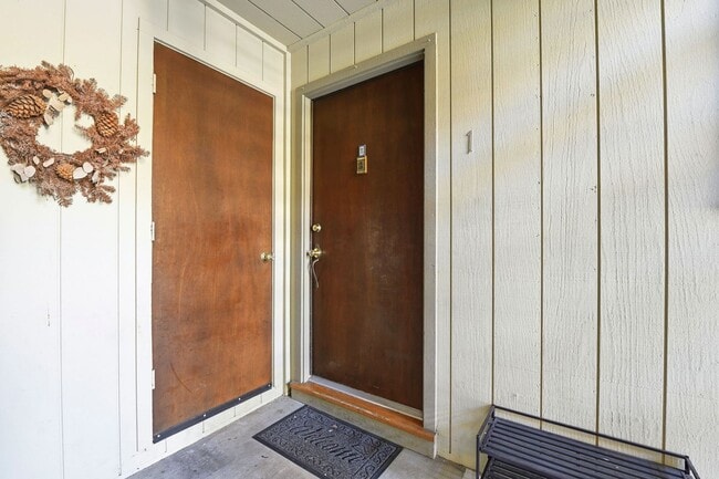 Building Photo - Hidden Gem at Saratoga Creekside – End Unit with Yard