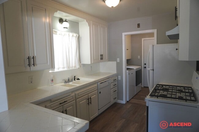 Building Photo - Newly Remodeled in Oildale Area