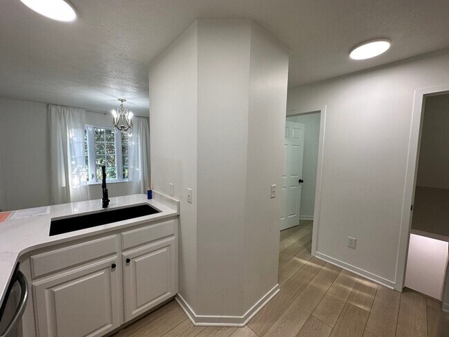 Building Photo - Grandville Condo 3 Bedroom and 2.5 Bathrooms