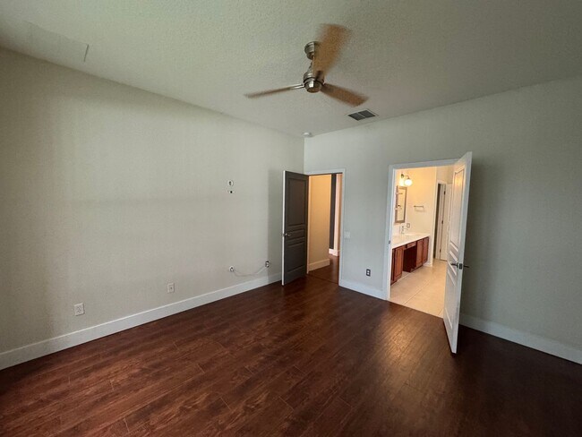 Building Photo - Spacious 4 Bedroom Spring Isle Home AVAILA...