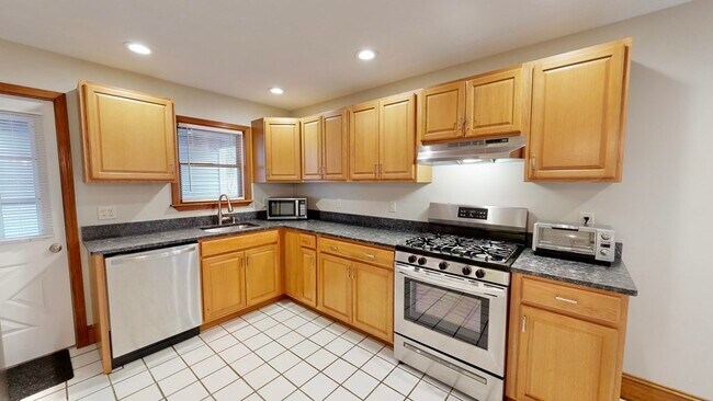 Primary Photo - 3 Swains Pond Ave