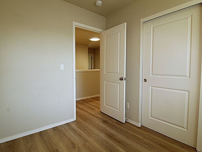 Building Photo - Modern 3x2.5 End Unit Townhome Retreat in NE Bend