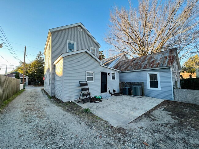 Building Photo - Beautifully refinished home!