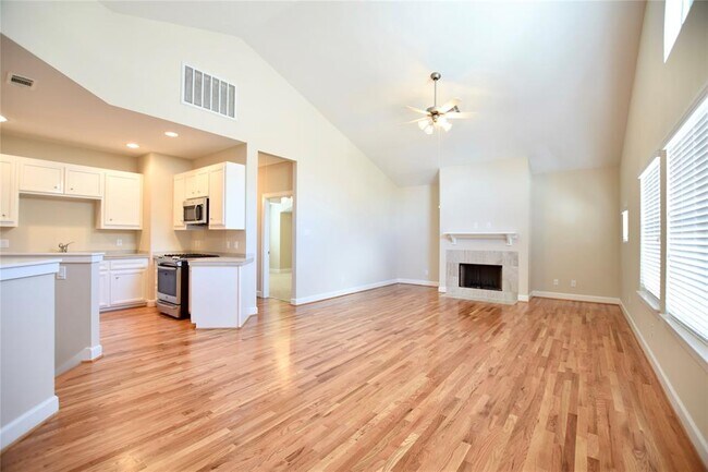 Building Photo - 11605 Main Pine Dr
