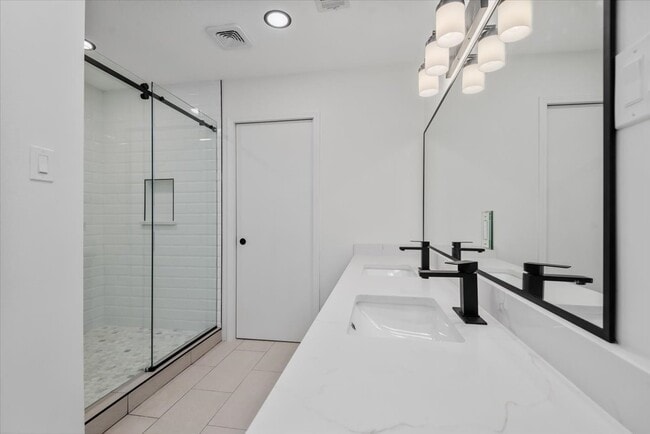 Building Photo - 20 Woody Creek Dr