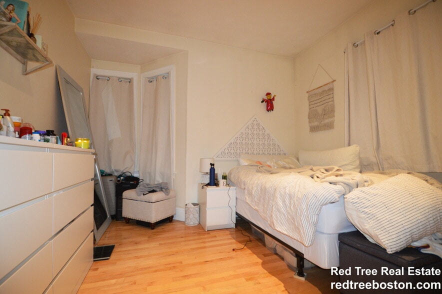 Building Photo - 1203 Beacon St