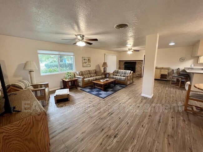 Building Photo - 1424 La Mora Ln SW