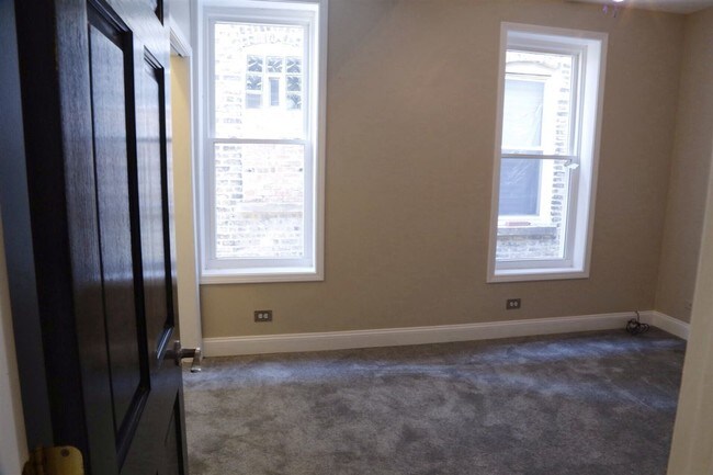 Building Photo - 1033 N Hermitage Ave