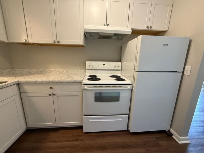 Building Photo - 2 Bedroom Unit was recently renovated. Liv...
