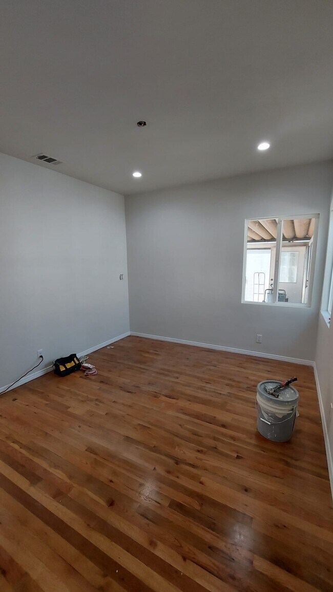 Building Photo - 735 N Griffith Park Dr