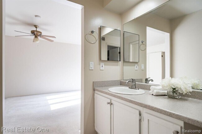 Building Photo - 1237 Oakwood Ct