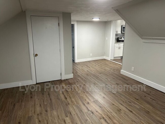 Building Photo - 27 Lamphear St