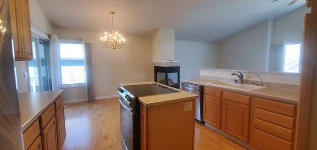 Building Photo - Large 5 bedroom 3 bathroom home!