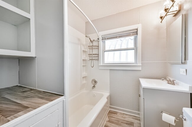 Building Photo - 1021 Maple St