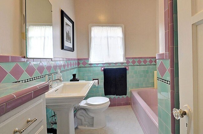 Interior Photo - 335 S Cloverdale Ave