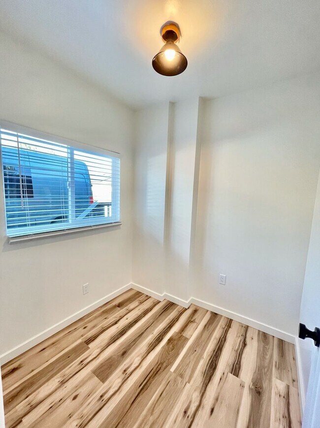 Building Photo - 2 bedroom/1 Bathroom - Isla Vista