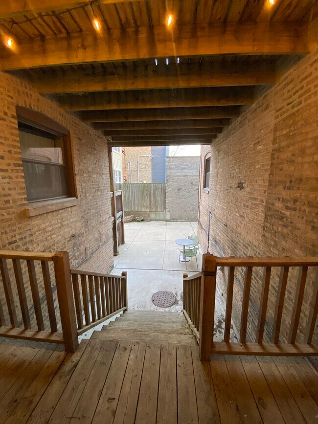 Building Photo - 1457 W Lawrence Ave
