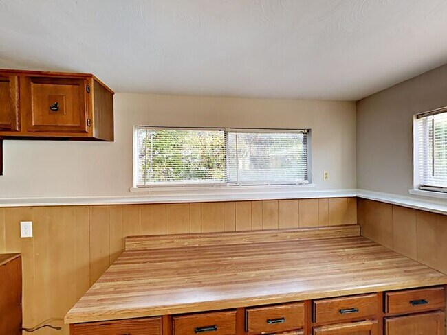 Building Photo - No Application Fees* $500 Off 1st months r...