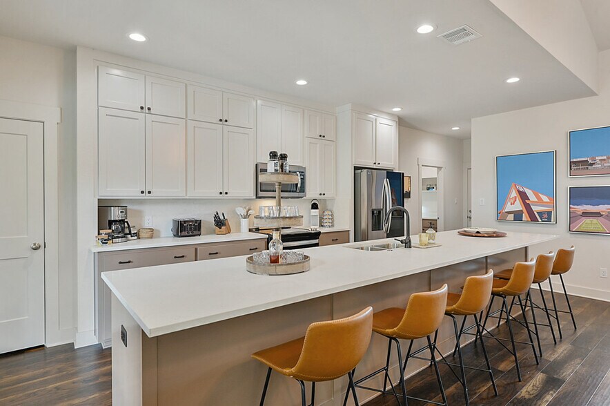 Building Photo - 401 W Brookside Dr