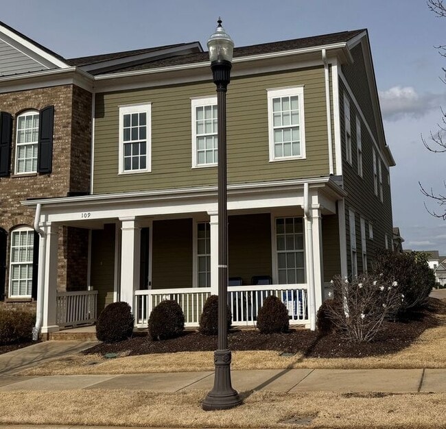 Building Photo - Pre-leasing for an April Move in-TOWN MADISON