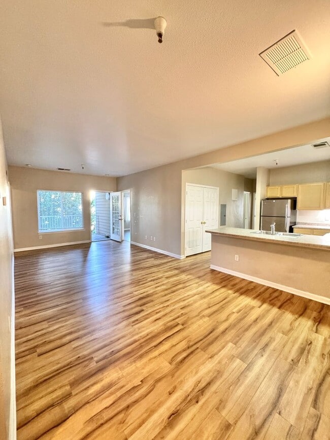 Building Photo - 4 Bedroom, 4 Bath Condo
