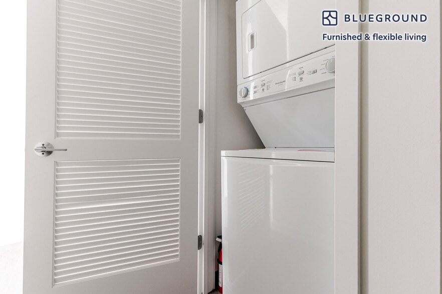 Building Photo - 460 W Chicago Ave