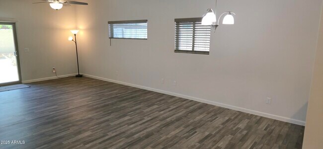 Building Photo - 701 Dylan Ct