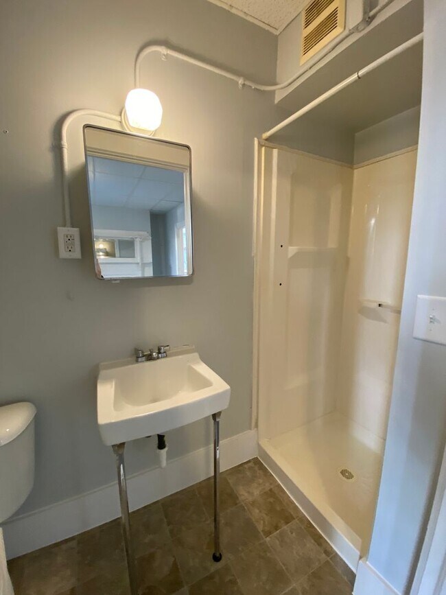 Building Photo - 1513 E Superior St