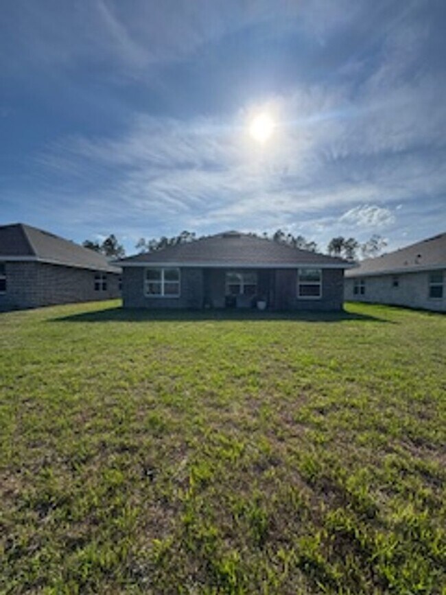 Building Photo - Beautiful 3/2/2 in Sawmill creek community! Lawn care included, water view, community pool...