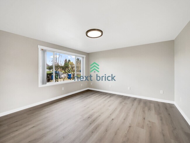 Building Photo - Beautiful 3 beds, 1 bath Single Family Home is available for Rent in Renton!