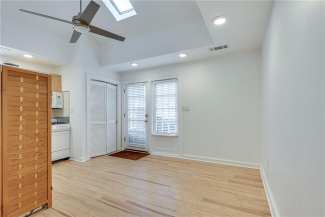 Building Photo - 1143 St Charles Pl NE