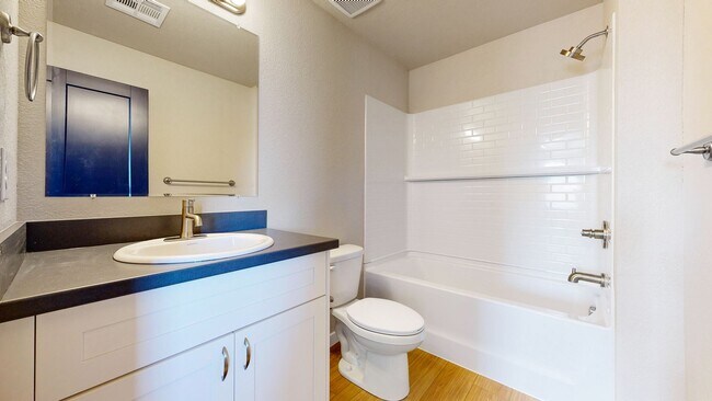Building Photo - 2 Bed / 2 Bath Newly Renovated Apartment | Walkable Amenities in SW Loveland
