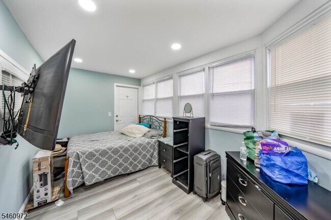 Building Photo - 376 Elmora Ave