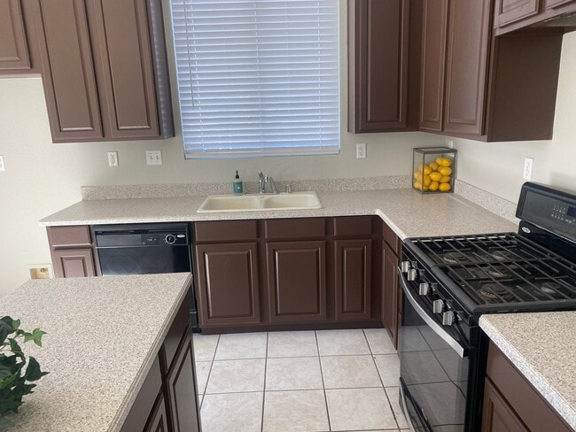 Building Photo - 5 bedroom 3 bathroom in Hanford!