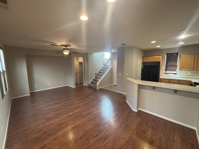 Building Photo - Spectacular 3 bed 2.5 bath home in Lincoln Crossing